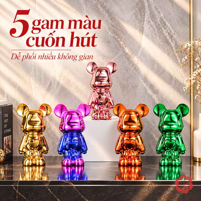 Gấu Bearbrick Decor Trang Trí Nghệ Thuật UPV031 Năm tượng gấu vàng, chuyển sắc, hồng, cam và xanh lá trên mặt bàn tối