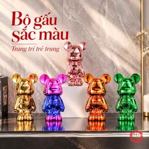 Năm tượng gấu bóng màu vàng, hồng, cam, xanh lá và chuyển sắc được bày cao thấp