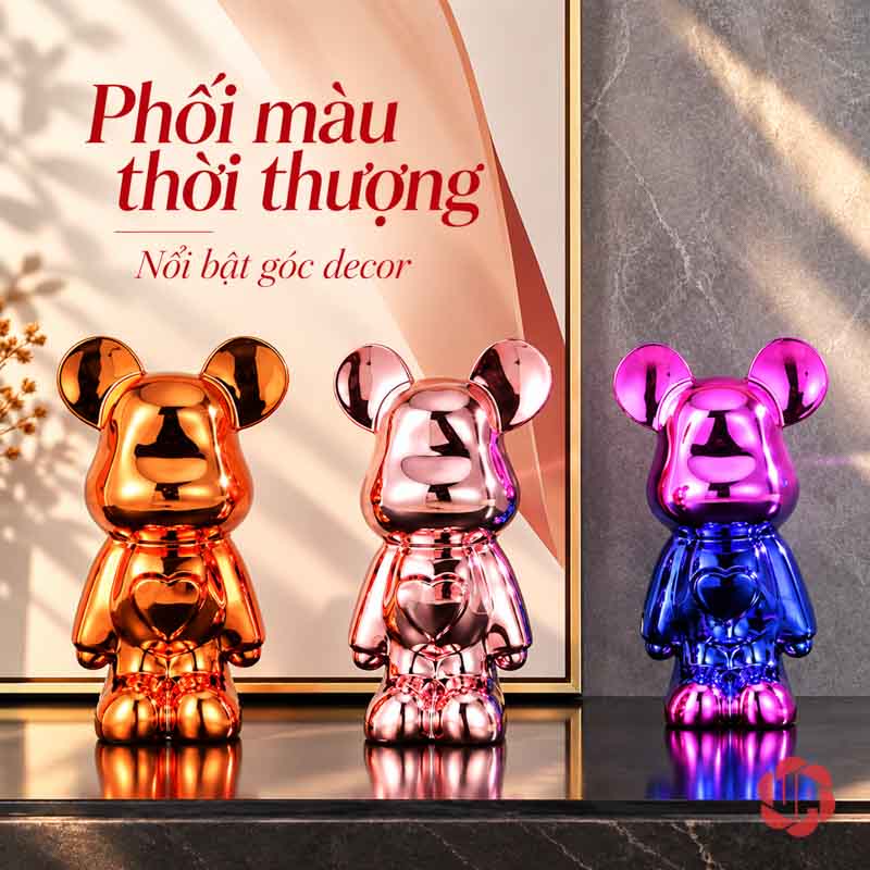 Gấu Bearbrick Decor Trang Trí Nghệ Thuật UPV031 Ba tượng gấu màu cam, hồng và hồng xanh trên kệ đen trước nền trung tính