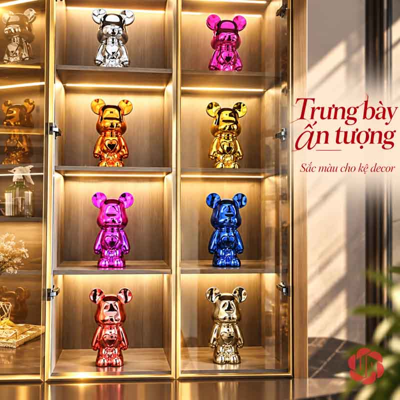 Gấu Bearbrick Decor Trang Trí Nghệ Thuật UPV031 Các tượng gấu nhiều màu đặt trong những ô tủ kính có đèn