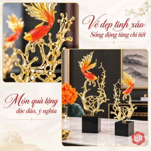 Ảnh ghép cận cảnh cá đỏ vàng và hai tượng cá trên chân đế đen