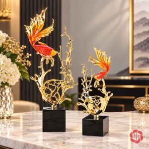 Hai tượng cá đỏ vàng cỡ lớn và nhỏ trên đế đen, cạnh hoa trắng và sách