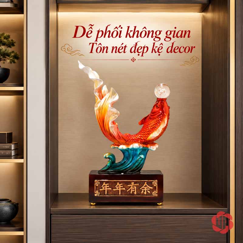 Tượng Trang Trí Phong Thủy Cá Koi Nhả Ngọc UPV032B Một tượng cá nhả ngọc đặt riêng trong ô kệ gỗ có ánh sáng phía trên