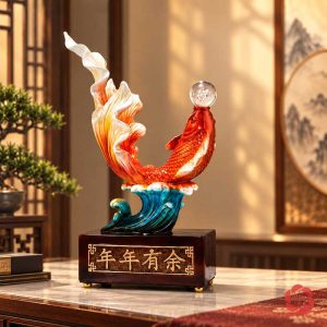Tượng cá Koi đỏ cam nhả quả cầu trong suốt, đuôi trắng vàng, sóng xanh trên đế nâu