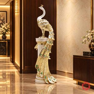 Tượng chim công cổ trắng trên trụ trắng, thân và đuôi ánh vàng điểm xanh, ảnh không chữ quảng cáo