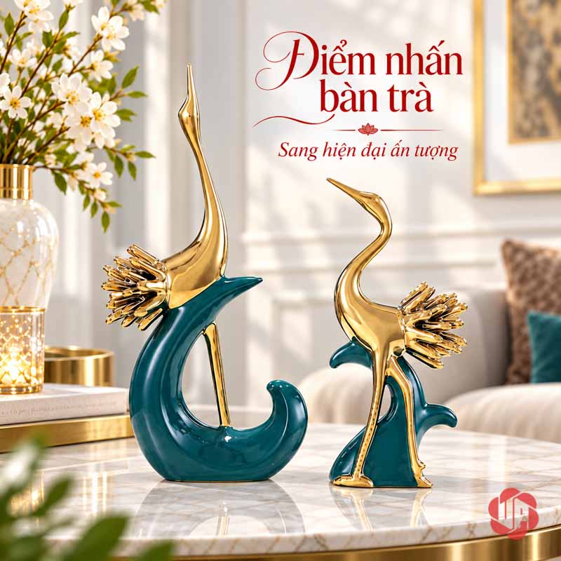 Đồ Decor Đẹp Cặp Chim Hồng Hạc Xanh Vàng UPV040 Cặp hồng hạc đặt trên mặt bàn tròn sáng, cạnh hoa và sách