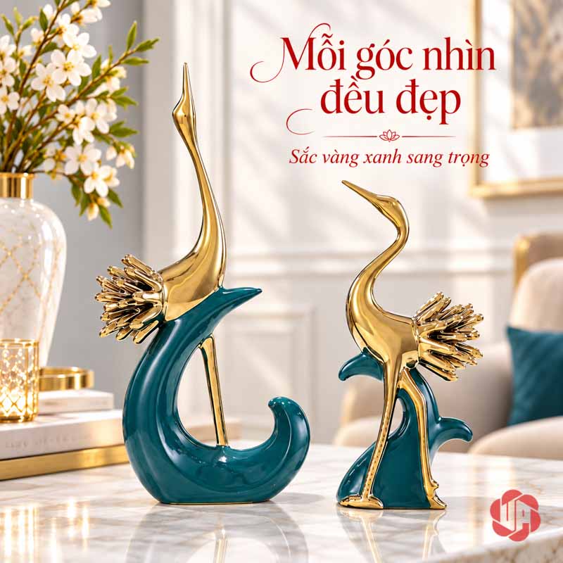 Đồ Decor Đẹp Cặp Chim Hồng Hạc Xanh Vàng UPV040 Cặp hồng hạc xanh vàng nhìn gần, phía sau có sofa và bình hoa
