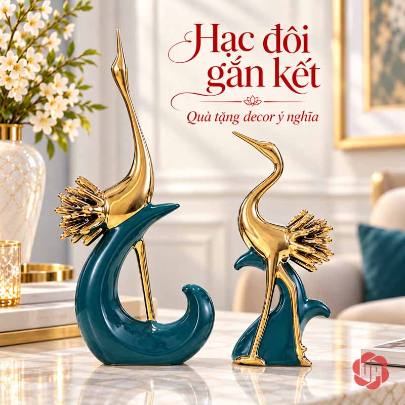 Đồ Decor Đẹp Cặp Chim Hồng Hạc Xanh Vàng UPV040 Cặp hồng hạc xanh vàng cạnh bình hoa trắng, ảnh có chữ Hạc đôi gắn kết