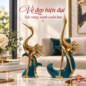 Cặp hồng hạc xanh vàng đặt trước sofa sáng màu có gối xanh