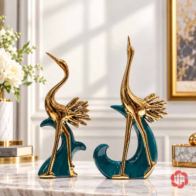 Đồ Decor Đẹp Cặp Chim Hồng Hạc Xanh Vàng UPV040 Cặp tượng chim hồng hạc ánh vàng trên phần đế xanh, một dáng cổ cong và một dáng vươn cao