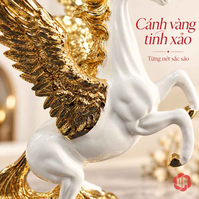 Tượng Ngựa Có Cánh Pegasus Trắng Vàng UPV041 Cận cảnh thân ngựa trắng, gốc cánh vàng và chân trước nâng cao