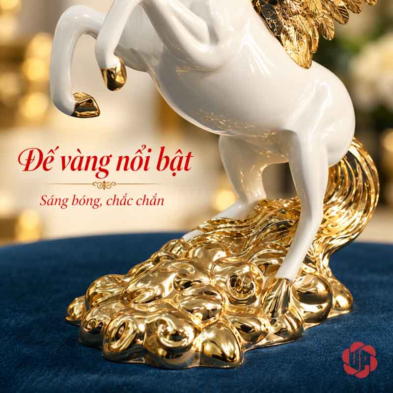 Tượng Ngựa Có Cánh Pegasus Trắng Vàng UPV041 Cận cảnh chân ngựa trắng và phần bệ vàng có họa tiết cuộn, phía sau là đuôi vàng