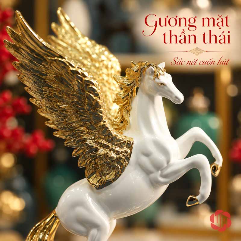 Tượng Ngựa Có Cánh Pegasus Trắng Vàng UPV041 Cận cảnh đầu ngựa trắng, bờm vàng, cánh và hai vó nâng phía trước