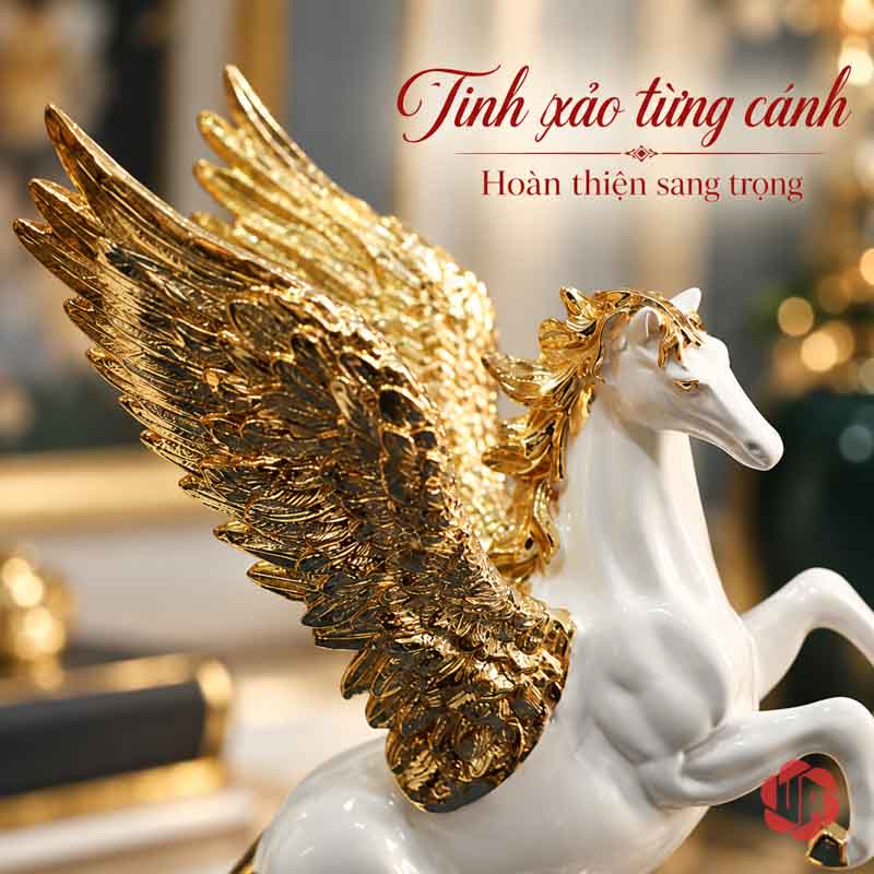 Tượng Ngựa Có Cánh Pegasus Trắng Vàng UPV041 Cận cảnh các lớp lông cánh vàng và phần cổ trắng của tượng Pegasus
