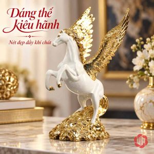 Tượng Pegasus trắng vàng ở góc nhìn chéo phía trước, hai vó nâng và cánh mở