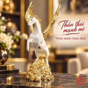 Tượng ngựa có cánh nhìn gần chính diện, đầu hơi nghiêng, cánh vươn lên hai bên