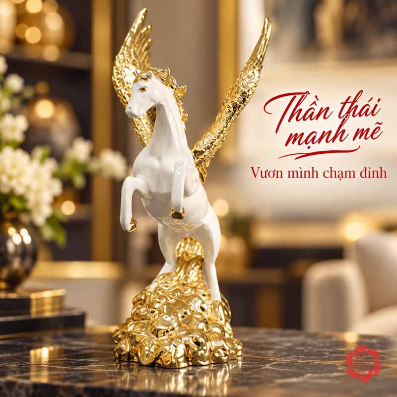 Tượng Ngựa Có Cánh Pegasus Trắng Vàng UPV041 Tượng ngựa có cánh nhìn gần chính diện, đầu hơi nghiêng, cánh vươn lên hai bên