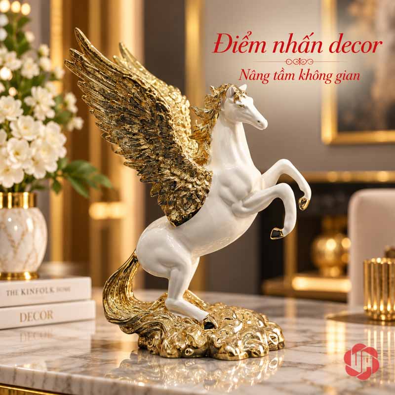 Tượng Ngựa Có Cánh Pegasus Trắng Vàng UPV041 Tượng ngựa có cánh trắng vàng đặt cạnh bình hoa trắng và sách