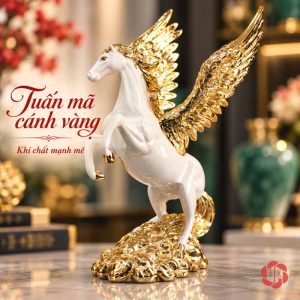 Tượng ngựa trắng có hai cánh vàng nhìn chéo phía trước trên bệ cuộn màu vàng