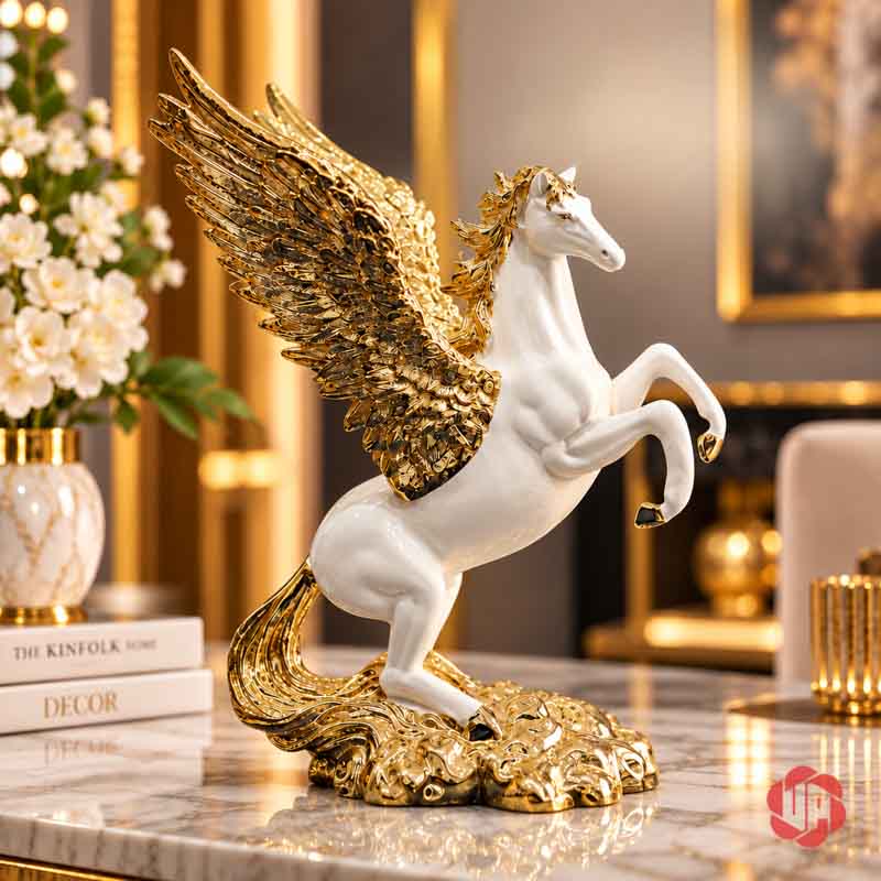 Tượng Ngựa Có Cánh Pegasus Trắng Vàng UPV041 Tượng ngựa trắng tung hai vó trước, đôi cánh vàng mở rộng trên bệ vàng, ảnh không chữ quảng cáo