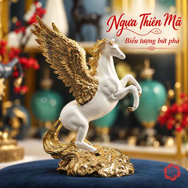 Tượng Ngựa Có Cánh Pegasus Trắng Vàng UPV041 Tượng Pegasus trắng vàng trên bệ vàng, đặt trên mặt phủ vải xanh đậm