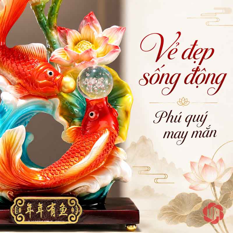 Tượng Phong Thủy Song Ngư Nhả Ngọc Hoa Sen UPV044 Cận cảnh hai đầu cá, viên tròn vàng, quả cầu trong suốt và hoa sen hồng phía trên
