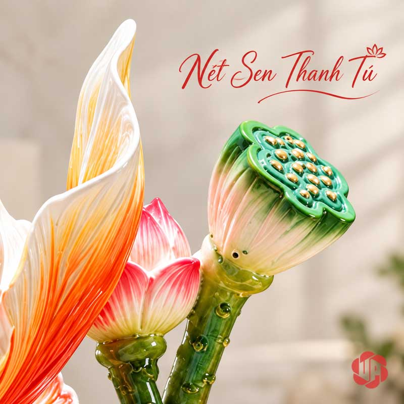 Tượng Phong Thủy Song Ngư Nhả Ngọc Hoa Sen UPV044 Cận cảnh đài sen xanh, nụ sen hồng và phần đuôi cá chuyển sắc cam trắng