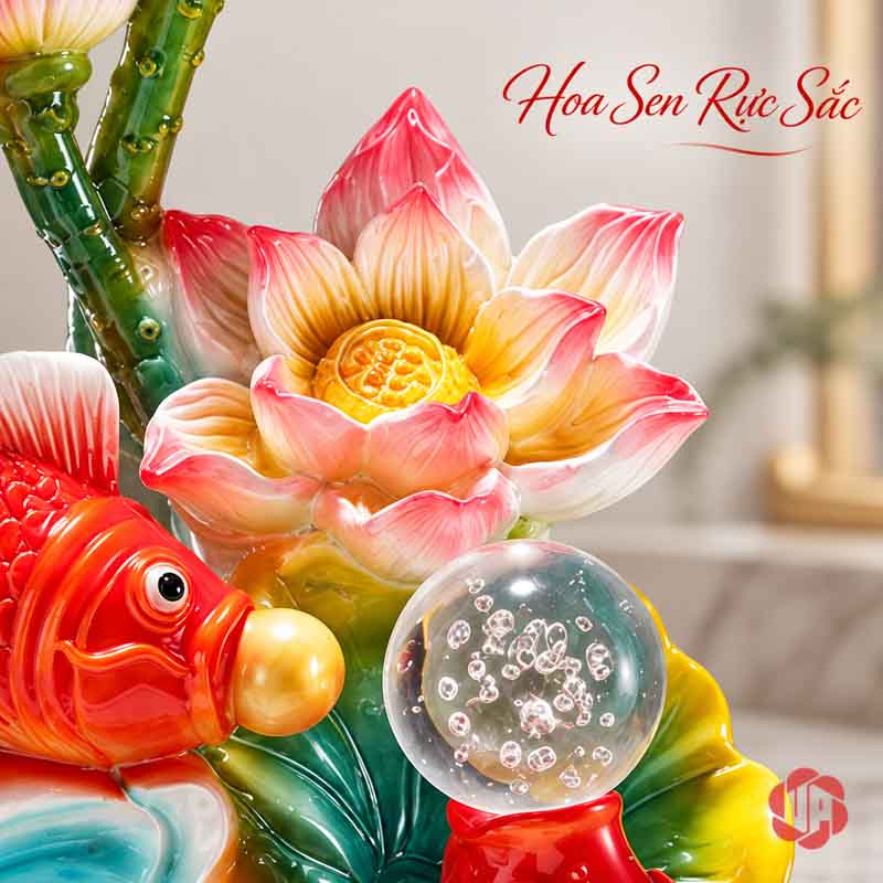 Tượng Phong Thủy Song Ngư Nhả Ngọc Hoa Sen UPV044 Cận cảnh hoa sen cánh hồng nhụy vàng, phía dưới là quả cầu trong suốt và đầu cá