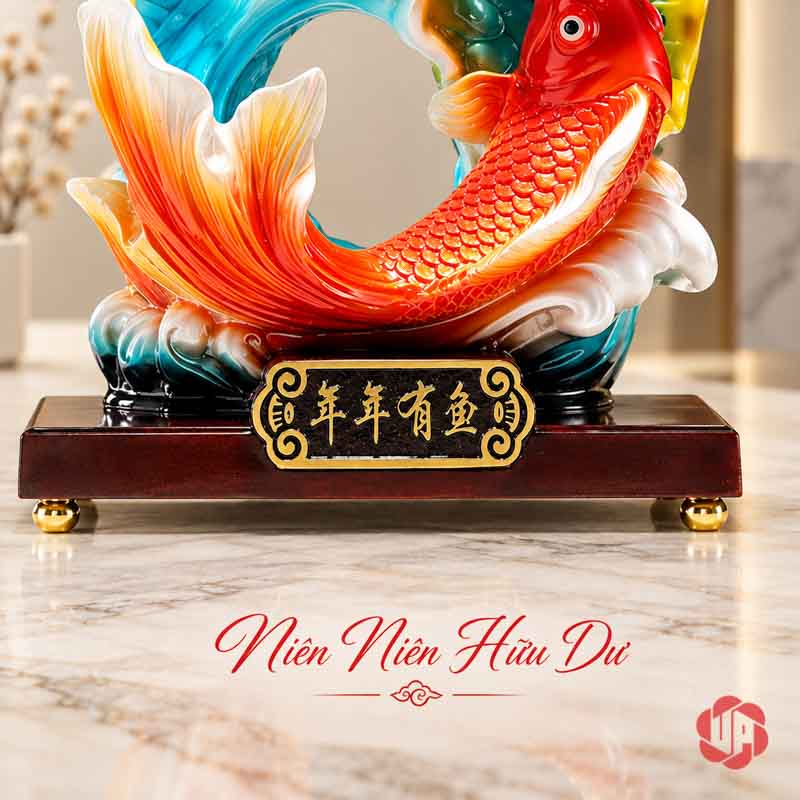 Tượng Phong Thủy Song Ngư Nhả Ngọc Hoa Sen UPV044 Cận cảnh thân cá đỏ cam, sóng trắng xanh và mặt đế nâu có bảng chữ vàng