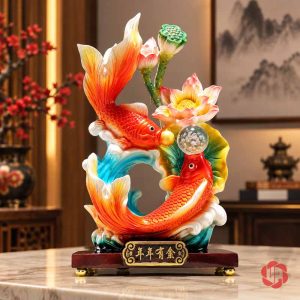 Toàn cảnh cụm cá sen trên mặt bàn sáng, phía sau là hoa đỏ và tranh