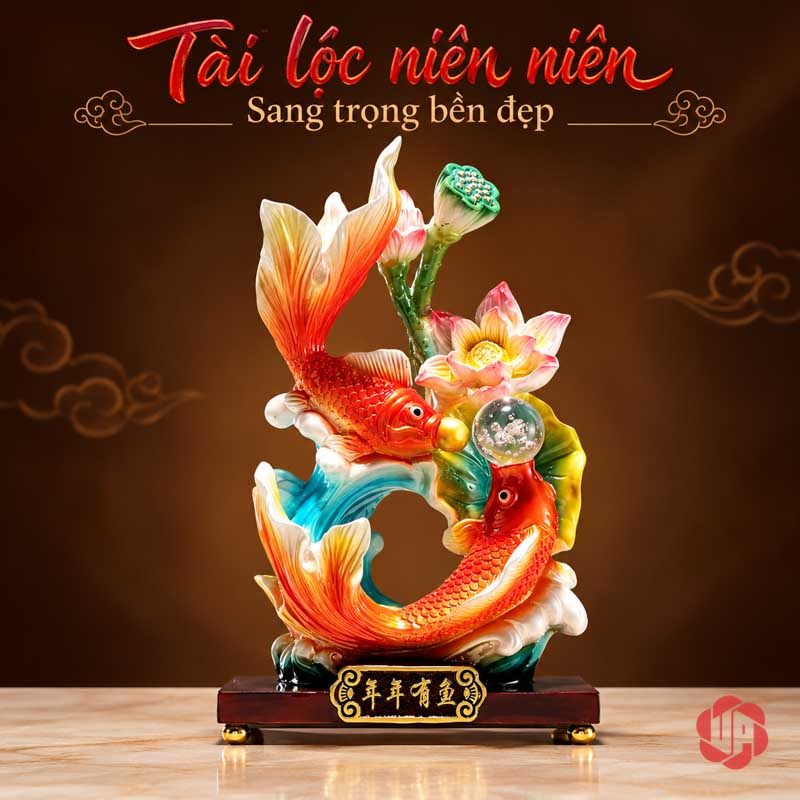 Tượng Phong Thủy Song Ngư Nhả Ngọc Hoa Sen UPV044 Tượng hai cá đỏ cam và hoa sen trên nền nâu, ảnh có chữ Tài lộc niên niên