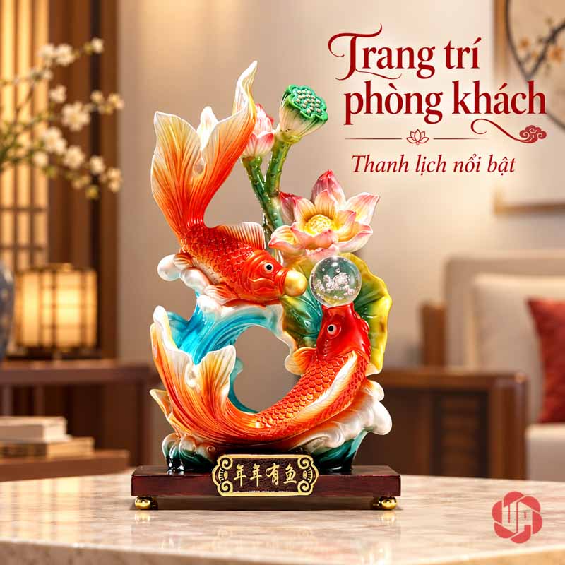 Tượng Phong Thủy Song Ngư Nhả Ngọc Hoa Sen UPV044 Tượng Song Ngư Nhả Ngọc nhìn chính diện trong phòng khách có sofa sáng