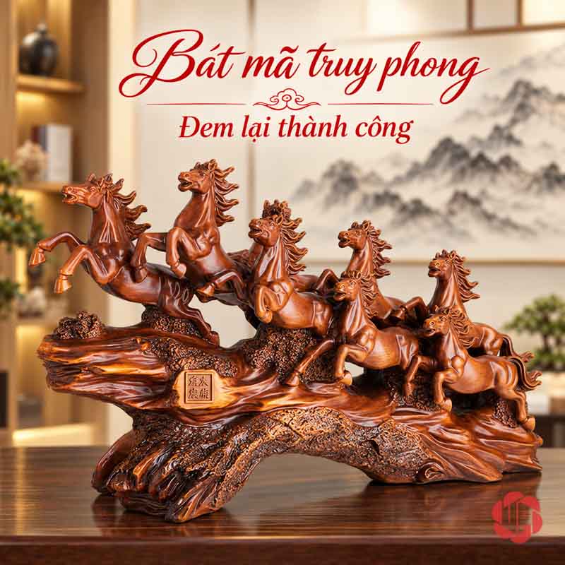 Tượng Ngựa Phong Thủy Bát Mã Truy Phong UPV058 Toàn cảnh Bát Mã nâu có bảng chữ nhỏ ở bệ, đặt trước tranh núi