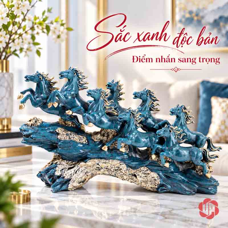 Tượng Ngựa Phong Thủy Bát Mã Truy Phong UPV058 Tượng Bát Mã xanh trên mặt bàn sáng, phía sau là hoa và sofa