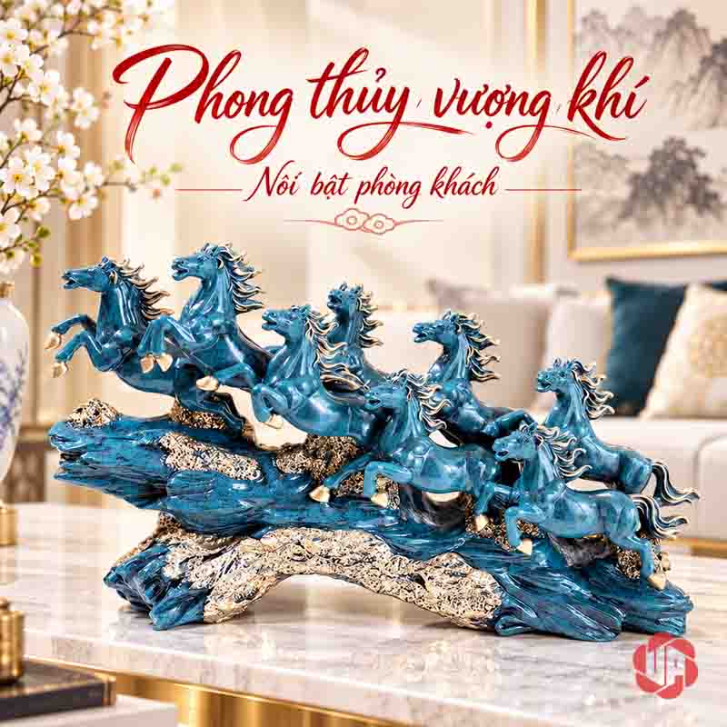 Tượng Ngựa Phong Thủy Bát Mã Truy Phong UPV058 Tượng Bát Mã xanh phối ánh kim trên bàn sáng trước sofa và hoa