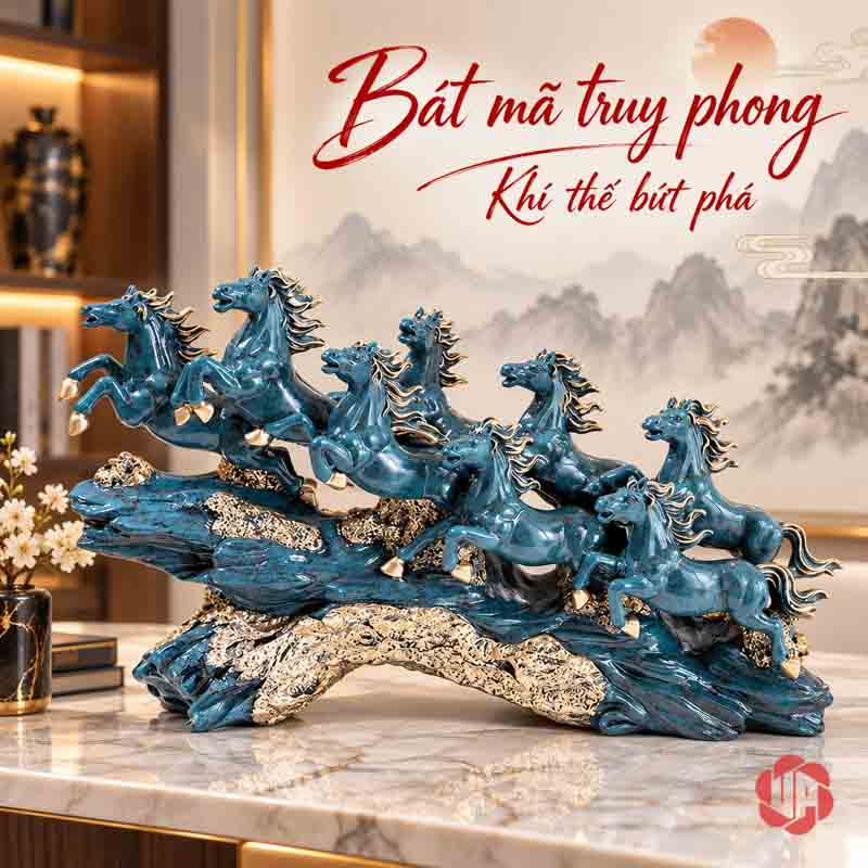 Tượng Ngựa Phong Thủy Bát Mã Truy Phong UPV058 Đoàn ngựa xanh phối ánh kim trên bệ ngang trước tranh phong cảnh, ảnh có chữ Bát mã truy phong