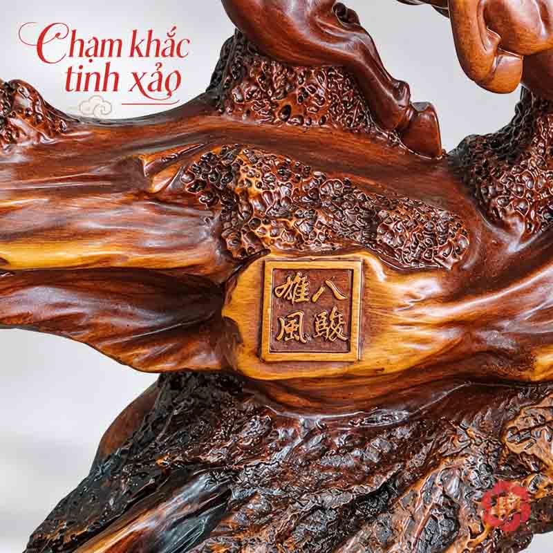 Tượng Ngựa Phong Thủy Bát Mã Truy Phong UPV058 Cận cảnh bệ tượng nâu có đường vân uốn, mặt nhám và bảng chữ vuông màu vàng