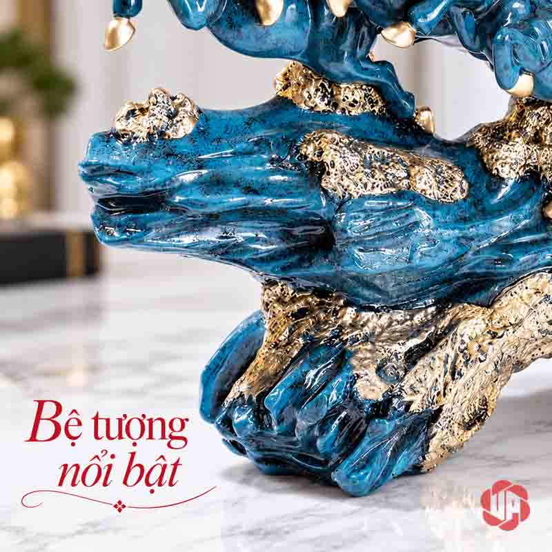 Tượng Ngựa Phong Thủy Bát Mã Truy Phong UPV058 Cận cảnh bệ màu xanh phối các mảng ánh kim bên dưới đoàn ngựa