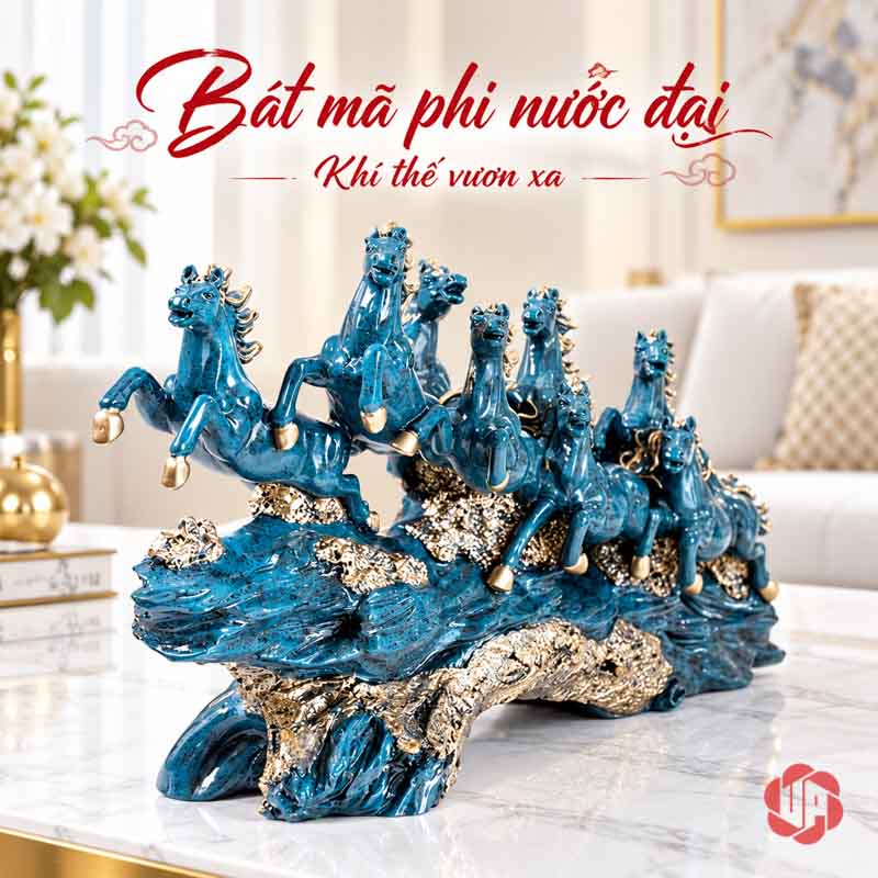 Tượng Ngựa Phong Thủy Bát Mã Truy Phong UPV058 Tượng đoàn ngựa màu xanh nhìn chéo từ phía trước, bờm và móng có điểm ánh kim