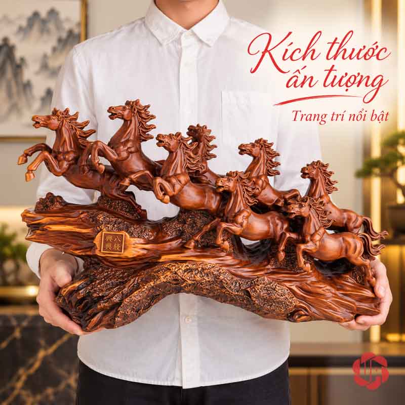 Tượng Ngựa Phong Thủy Bát Mã Truy Phong UPV058 Người mặc áo trắng cầm cụm Bát Mã màu nâu bằng hai tay phía dưới bệ