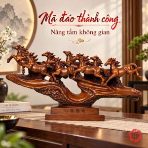 Tượng bát mã màu nâu gỗ trước nền tranh sơn thủy