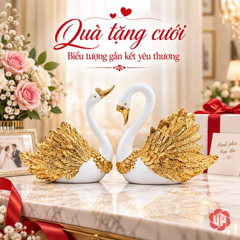 Đôi Tượng Thiên Nga Trắng Cánh Vàng UPV060 Đôi thiên nga cạnh hoa hồng và hộp quà trong khung cảnh cưới
