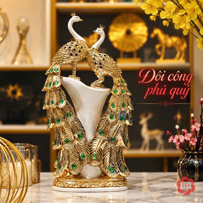 Tượng Đôi Chim Công Trắng Vàng Đuôi Xanh UPV061 Đôi chim công đứng trên trụ trắng uốn với chân đế tròn