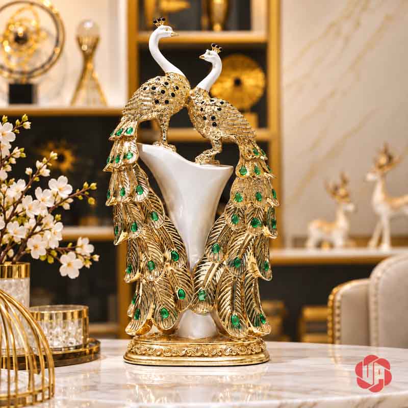 Tượng Đôi Chim Công Trắng Vàng Đuôi Xanh UPV061 Tượng đôi chim công UPV061 trắng vàng với đuôi xanh trên bàn sáng