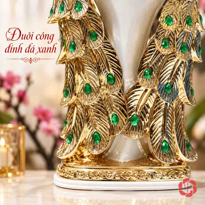 Tượng Đôi Chim Công Trắng Vàng Đuôi Xanh UPV061 Hai dải đuôi công rủ xuống gần phần đế tròn