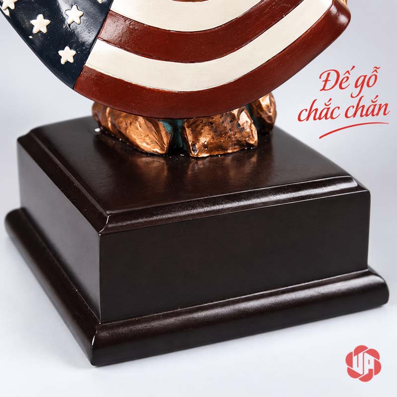Tượng Đại Bàng Mỹ Dang Cánh UPV063 Cận cảnh chân đế màu đen với đường giật cấp