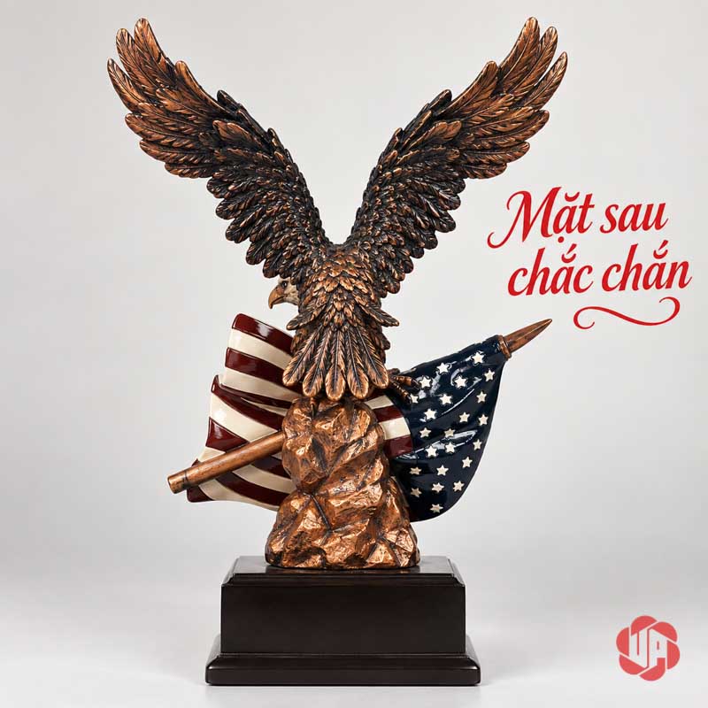 Tượng Đại Bàng Mỹ Dang Cánh UPV063 Mặt sau tượng đại bàng với lông cánh và lá cờ