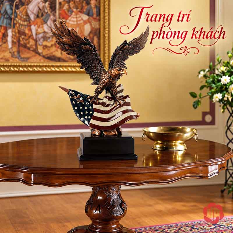 Tượng Đại Bàng Mỹ Dang Cánh UPV063 Tượng đại bàng và lá cờ trên bàn gỗ cạnh phụ kiện màu vàng