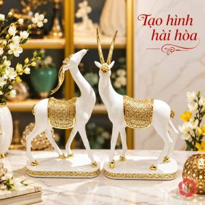 Đôi dê trắng vàng với một dáng ngẩng đầu và một dáng nhìn thẳng