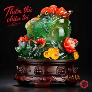 Thiềm thừ xanh với phần đầu chuyển sắc đỏ cam